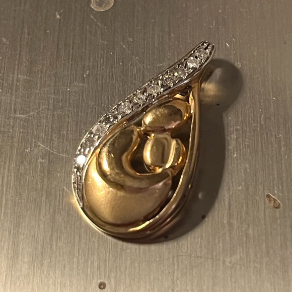 2.65 grams 10k gold mother child pendant with 11 diamonds...